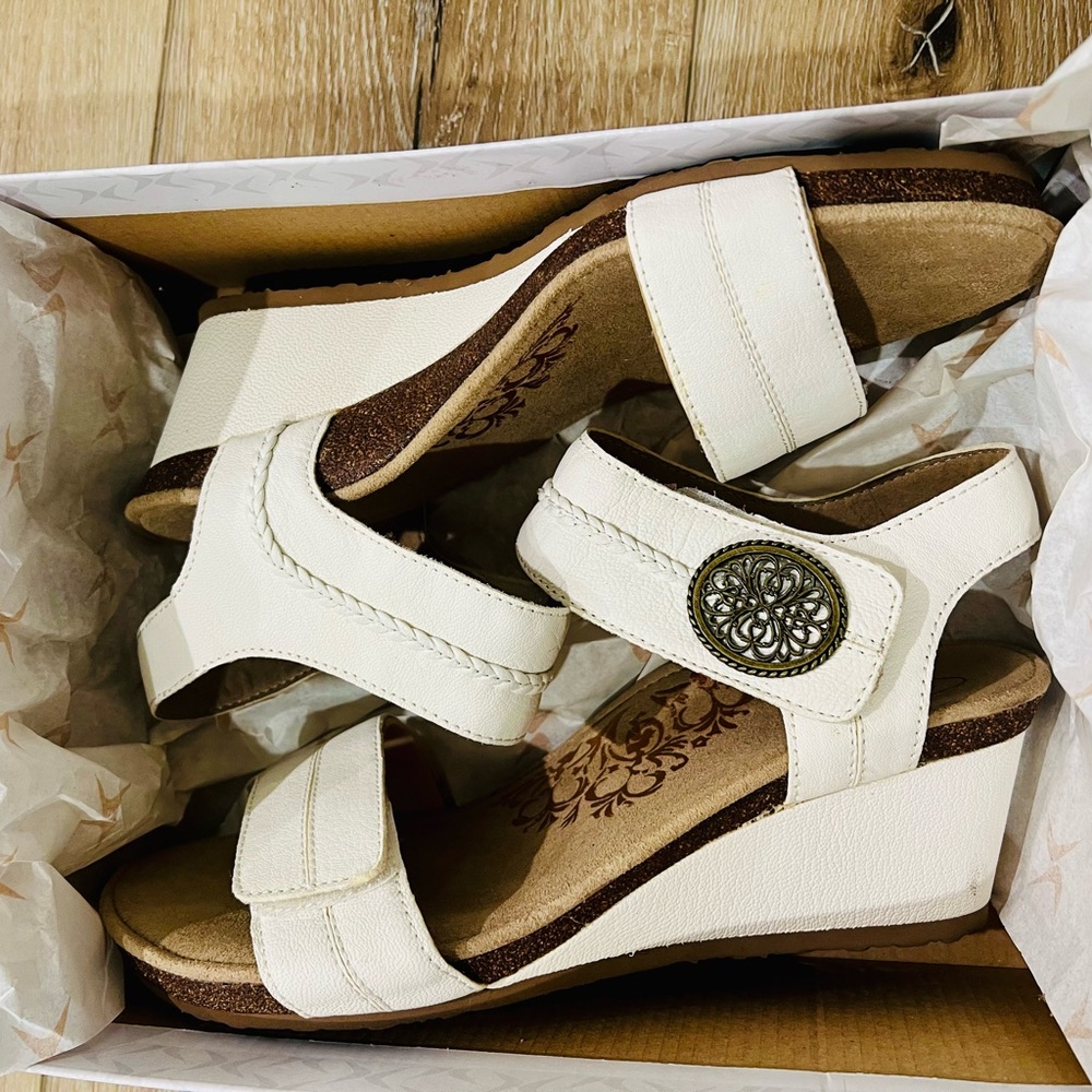 Aetrex Arielle White Adjustable Strap Wedge Sandal